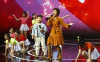 Thái Thùy Linh lần đầu đưa con trai 9 tuổi lên sân khấu, hát về khát vọng nông nghiệp xanh