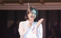 Nữ doanh nhân xinh đẹp đến từ Singapore gây sửng sốt với đũa chỉ huy dàn nhạc