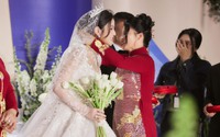 Cô dâu Chu Thanh Huyền đeo vàng nặng trĩu theo trong ngày theo Quang Hải về dinh