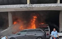 Xe cấp cứu bất ngờ bốc cháy ngay bãi giữ xe ở TP.HCM