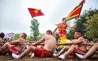 Độc đáo trò kéo co ngồi tại một lễ hội ở Hà Nội