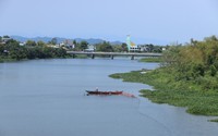 Con sông Bà Rén ở Quảng Nam, tách từ sông Thu Bồn "rong chơi chán chê mê mải" lại quay về sông Thu Bồn