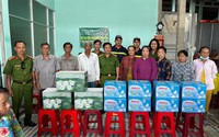 Công an TP.HCM tặng nước sạch cho người dân Tiền Giang