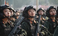 Người dân lấp kín khán đài, "đội nắng" xem hợp luyện diễu binh, diễu hành tại SVĐ Điện Biên