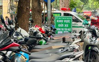 Cận cảnh việc giữ xe không dùng tiền mặt ở Hà Nội