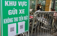 Cận cảnh việc giữ xe không dùng tiền mặt ở Hà Nội