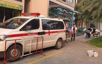 Hà Nội: Xe cứu thương đến chở người đi cấp cứu bị bảo vệ toà nhà khóa bánh gây bức xúc