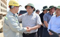 Thủ tướng Phạm Minh Chính đi kiểm tra công trường cao tốc Vân Phong - Nha Trang