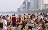 Nắng nóng, người dân và du khách ùn ùn đổ về các bãi biển Đà Nẵng "giải nhiệt"