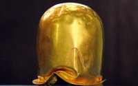 Phát lộ một hiện vật cổ bằng vàng ròng năm 2013 ở tháp Champa tại Bình Thuận, được hộ tống về ngay trong đêm