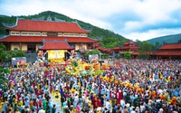 Hàng nghìn Phật tử đổ về chùa Ba Vàng dự đại lễ Phật đản 2024