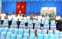 Hội Nông dân tỉnh Bến Tre trao tặng nước ngọt cho nông dân có hoàn cảnh khó khăn