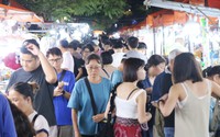 Sắp đóng cửa, chợ đêm du lịch Đà Nẵng vẫn đón khách nườm nượp