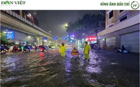Hình ảnh báo chí 24h: Mưa lớn trong đêm, đường phố Hà Nội lại ngập úng nặng nề