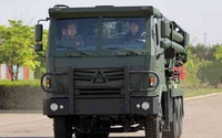 Ông Kim Jong-un lái xe phóng tên lửa cực ngầu trong chuyến thăm nhà máy vũ khí Triều Tiên