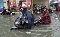 Người dân TP.HCM vật vã dưới trời mưa lớn, nhiều nơi đã ngập 