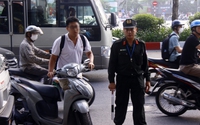 Nhiều học sinh ở Hà Nội không GPLX, không mũ bảo hiểm vẫn được người thân giao xe máy để đi