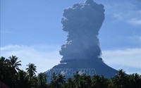 Indonesia sơ tán hàng trăm người gần núi lửa đang phun trào