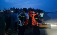 Nỗ lực tìm kiếm 2 học sinh bị sóng biển cuốn mất tích ở Hà Tĩnh