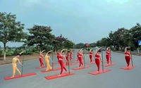 Xử phạt 14 người tập yoga dưới lòng đường ở Thái Bình