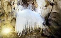Phát lộ cái hang lạ trong lòng một ngọn núi ở Thanh Hóa, có dòng suối ngầm, la liệt nhũ đá hình thù kỳ dị