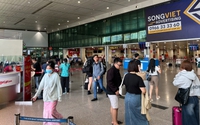 Ngày đầu sau nghỉ lễ: Người dân tiếp tục đổ về TP.HCM, sân bay, nhà ga nhộn nhịp đón khách