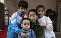 Bố qua đời vì tai nạn, mẹ gồng gánh nuôi 3 con thơ