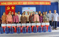 Hội Nông dân tỉnh Bến Tre trao nước ngọt cho nông dân huyện Bình Đại