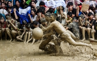Trai tráng đóng khố vật quả cầu bùn nặng 20 kg ở Bắc Giang