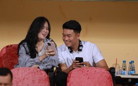 Nguyễn Thành Chung tình tứ với vợ trên khán đài sân Hàng Đẫy