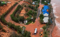 Lượng cát đỏ khổng lồ tràn từ đồi cao xuống tuyến đường du lịch ở Bình Thuận sau trận mưa lớn 