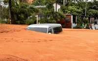 Mưa lớn trong đêm, lượng cát đỏ khổng lồ tràn xuống tuyến đường du lịch, ô tô bị chôn bánh tại chỗ