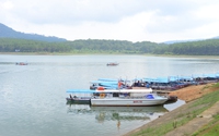 Bất chấp chỉ đạo của UBND tỉnh Lâm Đồng, bến thuyền tại hồ Tuyền Lâm vẫn tấp nập hoạt động