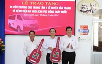Agribank CN Long An trao tặng 2 xe cứu thương cho Trung tâm Y tế huyện Tân Thạnh và BVĐK KV Đồng Tháp Mười