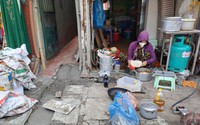 Vỉa hè lại bị đào xới, cuộc sống người dân trên phố Bạch Mai đảo lộn