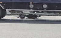 Người đàn ông đi xe máy bị xe tải cuốn vào gầm, bị thương nặng 