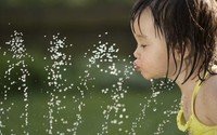 5 lợi ích không ngờ khi cho trẻ chơi với nước