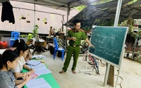Lớp học tiếng Anh không phí cho học sinh vùng cao Lai Châu của thầy giáo công an