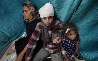 Loạt ảnh khó kìm lòng sau vụ không kích của Israel vào trại tị nạn ở Rafah khiến hơn 200 người thương vong
