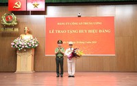 Thượng tướng Bùi Văn Nam, nguyên Thứ trưởng Bộ Công an nhận Huy hiệu cao quý của Đảng