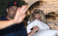 Britney Spears bị thương khi ẩu đả với bạn trai kém tuổi tại khách sạn
