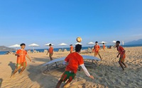 Nhiều bàn bóng đá "độc lạ" trên bãi biển Quy Nhơn, người dân tò mò đến chơi thử