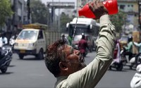 Clip: Thủ đô Ấn Độ chạm ngưỡng nhiệt độ cao kỷ lục gần 53 độ C