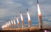 Nhà lãnh đạo Triều Tiên Kim Jong-un thị sát diễn tập phóng tên lửa