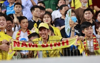 CĐV Nam Định ăn mừng chiến thắng trên sân Hàng Đẫy