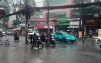TP.HCM bất ngờ có mưa lớn giữa trưa