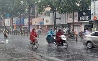 TP.HCM mưa lớn giữa trưa, kèm theo giông sét
