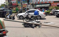 Cột đèn chiếu sáng ở TP.HCM bất ngờ ngã xuống đường, một phụ nữ phải nhập viện cấp cứu