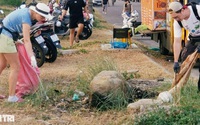 Khách tây nhặt rác ở ĐN: "Tôi thật sự không hiểu sao lại vứt rác ra đường?"