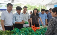 Đến chợ phiên nông sản an toàn tỉnh Bắc Ninh, hội viên nông dân được hướng dẫn cài App Nông dân Việt Nam